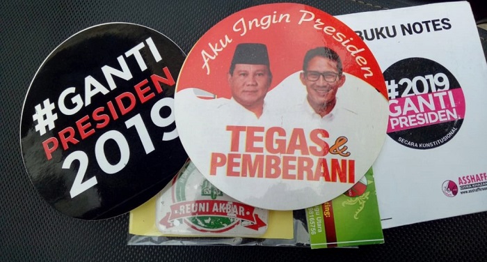 Stiker Prabowo-Sandi dan Ganti Presiden Dijual Rp 1000 di Reuni 212