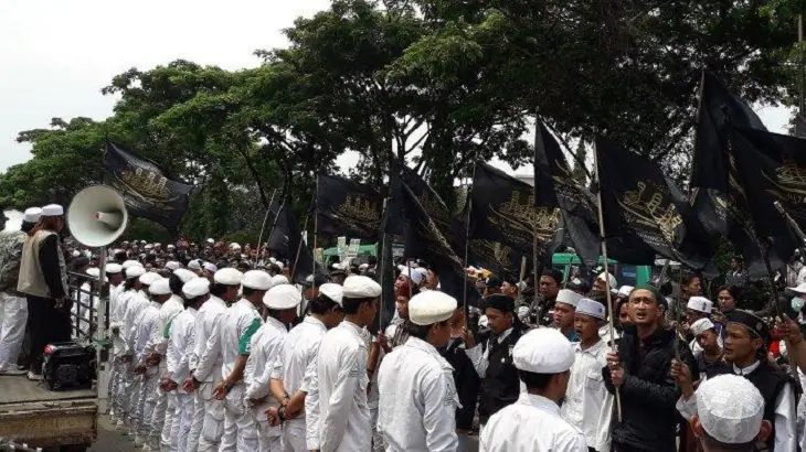 Tidak Hanya 9 Pengacara, Massa FPI Juga Kawal Habib Bahar di Polda Jabar