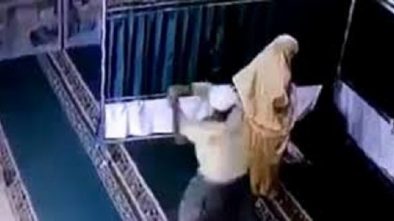 Viral Video Perempuan Sedang Salat di Masjid Dipukul Pria Pakai Balok
