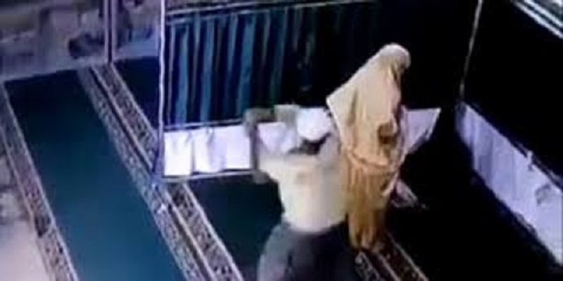 Viral Video Perempuan Sedang Salat di Masjid Dipukul Pria Pakai Balok