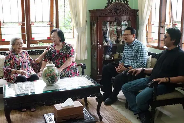 Ditemanii Ibunya, Ahok Kunjungi Merry Hoegeng di Depok