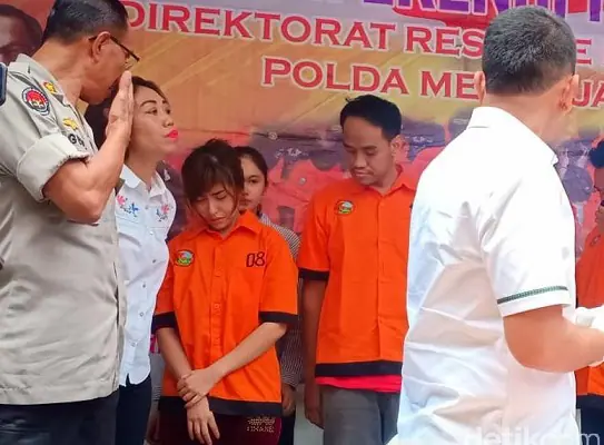 Polisi Rilis Kasus Sabu, Caca Duo Molek Terus Menangis Saat Dihadirkan