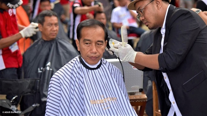 Presiden Joko Widodo jadi Peserta Acara Cukur Rambut Massal di Garut