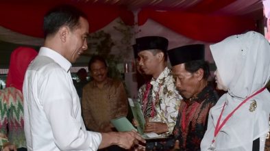 Presiden Jokowi Serahkan 6.000 Sertifikat Tanah pada Masyarakat Garut