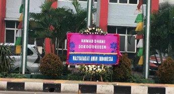 Ada Karangan Bunga Dari Masyarakat Awam Indonesia: Ahmad Dhani Sokoooreeen
