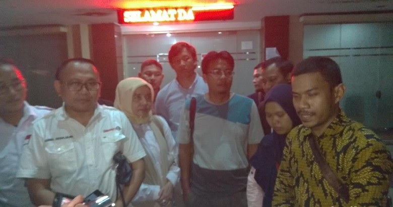 Anak dari Pelaku Ibu-Ibu Kampanye Hitam ke Jokowi Tunggu Ibunya di Kantor Polisi