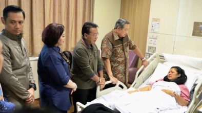 Ani Yudhoyono Mengalami Sakit, Jokowi Terjunkan Dokter Kepresidenan ke Singapura