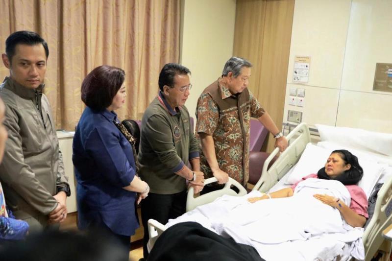Ani Yudhoyono Mengalami Sakit, Jokowi Terjunkan Dokter Kepresidenan ke Singapura