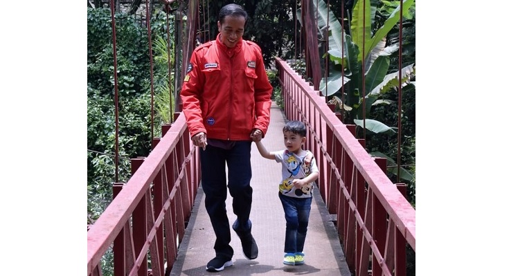Jokowi Ajak Jan Ethes Jalan Kaki di Kebun Raya Bogor
