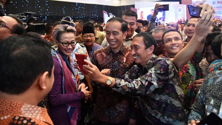 Jokowi jadi Buruan Selfie Peserta Acara Pers Nasional di Surabaya