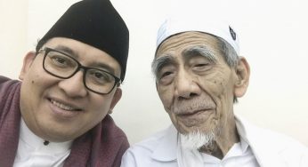 Polemik Puisi, Fadli Zon Posting Foto Selfi Bersama Mbah Moen