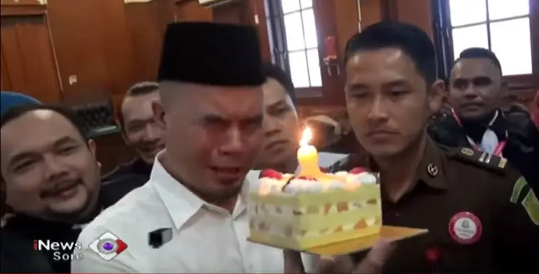 Saat Ahmad Dhani Menangis Rayakan Ulang Tahun Anaknya di PN Surabaya