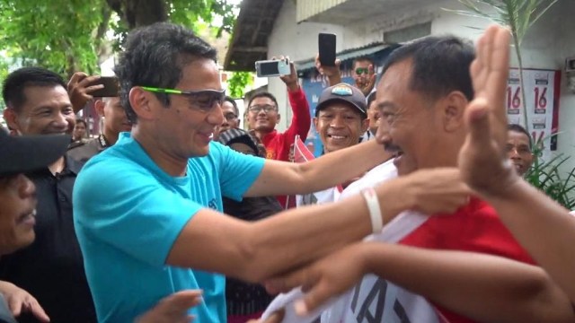 Sandiaga Uno Kalungkan Sorban ke Pendukung Jokowi di Bojonegoro