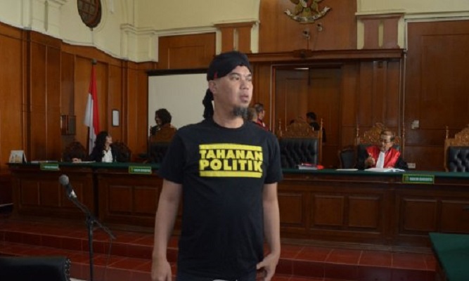 Sidang di Surabaya, Dhani Pakai Kaus 'Tahanan Politik' Sebagai Bentuk Protes