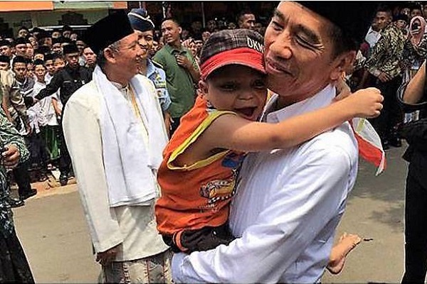 Teriak-teriak Memanggil, Anak Berkebutuhan Khusus Terkabul Peluk Jokowi