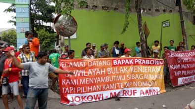 Video Kedatangan Prabowo di Surabaya Disambut Massa Pendukung Jokowi