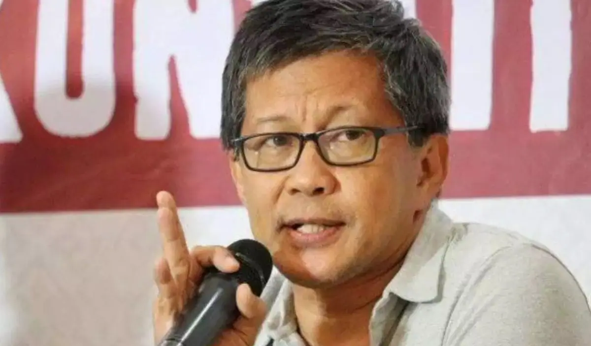 Ditolak Sejumlah Massa, Rocky Gerung Naik Ambulans dan Pakai Masker ke Seminar di Jember