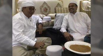 Fadli Zon dan Rizieq Pose Dua Jari Saat Bertemu di Mekkah