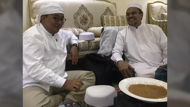 Fadli Zon dan Rizieq Pose Dua Jari Saat Bertemu di Mekkah