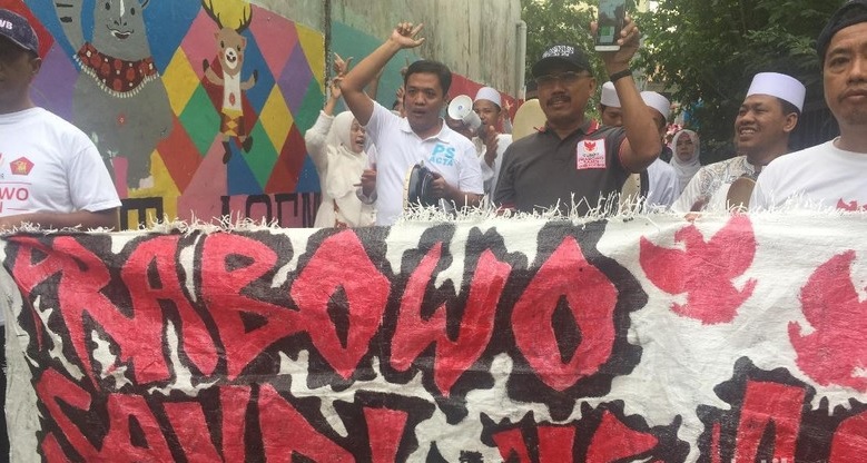 Habiburokhman Kampanye Prabowo-Sandi Pakai Spanduk Karung Bekas