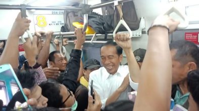 Jokowi Jelaskan Alasan Kenapa Sengaja Naik KRL di Jam Sibuk