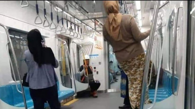 Pihak MRT Sesalkan Perilaku Penumpang yang Gelantungan hingga Injak Kursi
