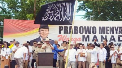Saat Bendera HTI Tegak Berkibar di Panggung Utama Kampanye Prabowo
