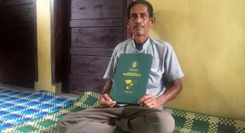 Sedih! Bukhari Gantikan Almarhumah Anaknya Terima Ijazah di Acara Wisuda
