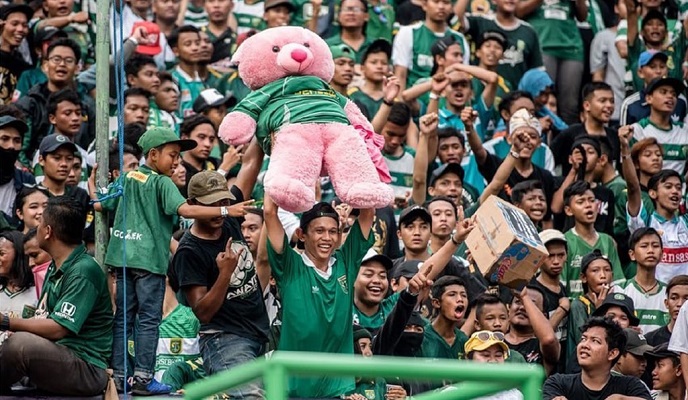 UNICEF kagumi Aksi Bonek Lempar Boneka di Stadion Gelora Bung Tomo