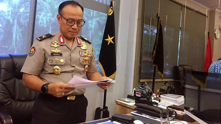 Admin EkowBoy Penyebar Hoaks KPU Acungkan 2 Jari di Mabes Polri