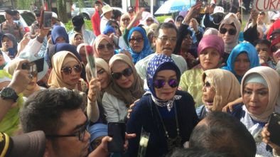 Emak-emak Pro Prabowo-Sandi Demo di Depan KPU, Desak KPU Kerja Jujur