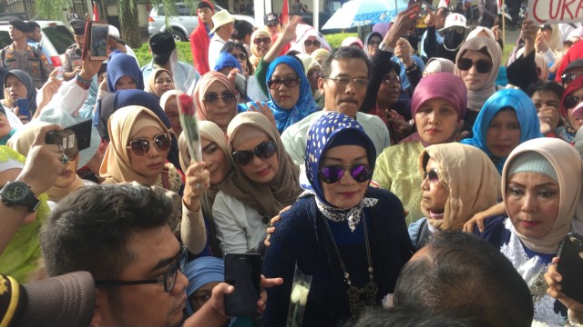 Emak-emak Pro Prabowo-Sandi Demo di Depan KPU, Desak KPU Kerja Jujur