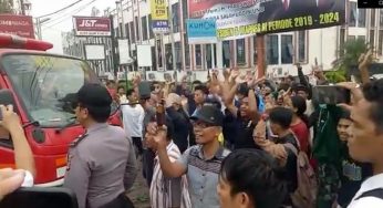 Heboh Relawan Cileungsi Tolak Baliho Raksasa Prabowo-Sandi Dicopot Aparat