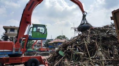 Jakarta Banjir, Begini Penampakan Kondisi Sampah Menggunung di Pintu Air Manggarai