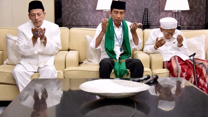 Jokowi Diberi Tasbih oleh Habib Luthfi dan Serban oleh Mbah Moen