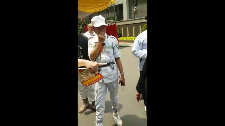 Polisi Bubarkan Massa Berpakaian FPI yang Datangi TPS di Tanjung Duren