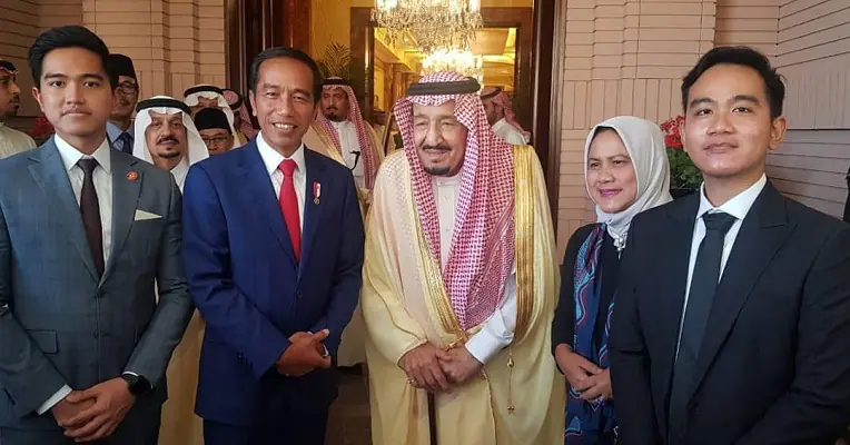 Tiba di Arab Saudi, Presiden Jokowi dan Keluarga Bertemu Raja Salman
