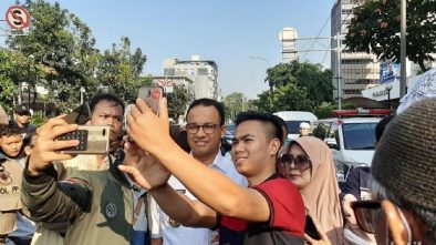 Anies Diajak Selfie Sama Massa Pendukung Prabowo Saat Pantau Demo di Bawaslu