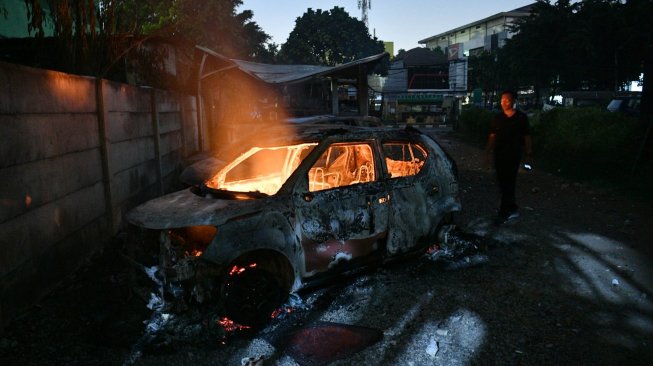 Asrama Brimob Petamburan Diserang, Mobil Polisi Dibakar Massa Pendukung Prabowo