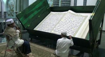 Masya Allah, Dimasjid Agung Banyuwangi Memiliki Tradisi Buka mushaf Al Quran raksasa