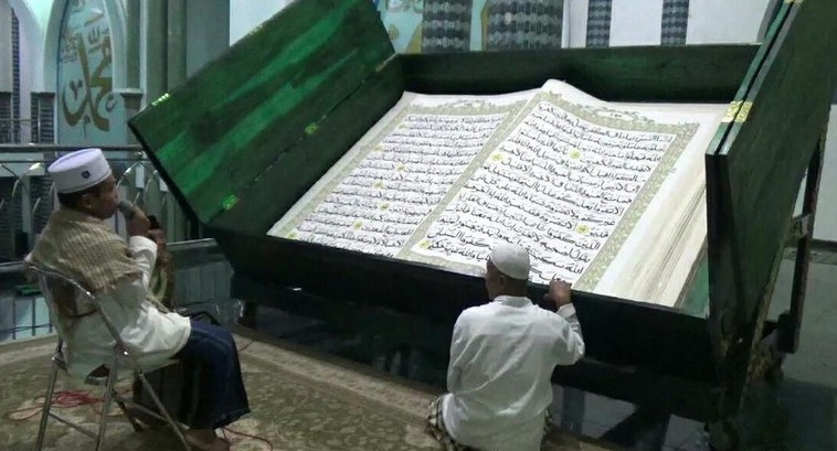 Masya Allah, Dimasjid Agung Banyuwangi Memiliki Tradisi Buka mushaf Al Quran raksasa