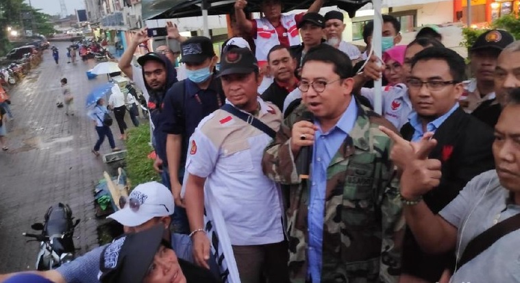 Momen Fadli Zon di Cileungsi Ikut Pagari Baliho Prabowo-Sandi Agar Tak Diturunkan