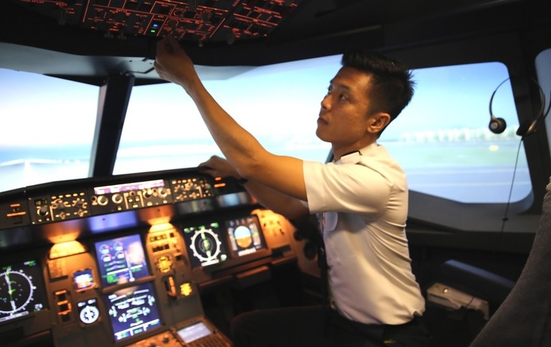 Pilot Vincent Raditya Dicabut Lisensinya Kini Jalan-jalan Naik BMW i8