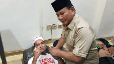Prabowo Subianto Jenguk Korban Rusuh yang Dirawat di Posko Pemenangan
