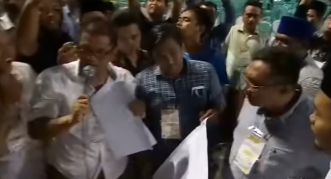 Rapat Pleno KPU Sampang Ricuh, Saksi Kubu Prabowo Diamankan Petugas