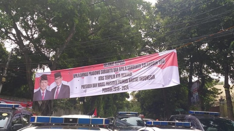 Spanduk Ucapan Selamat Prabowo Terpilih Jadi Presiden Terpasang di Kertanegara