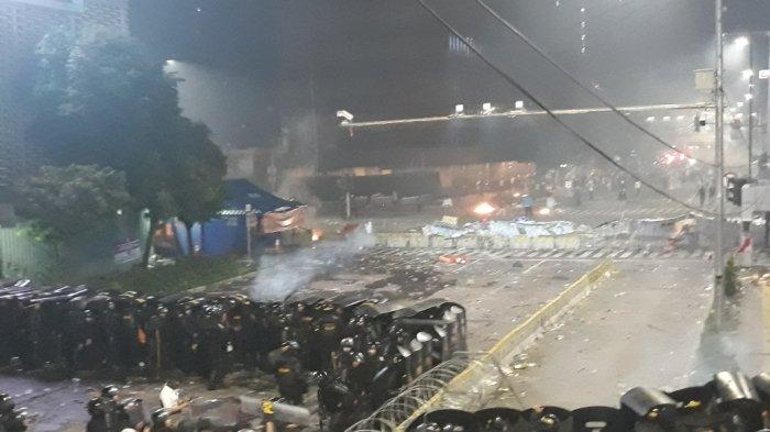 Usai Rusuh Aksi 22 Mei, Puing dan Batu Penuhi Jalan MH Thamrin Jakarta