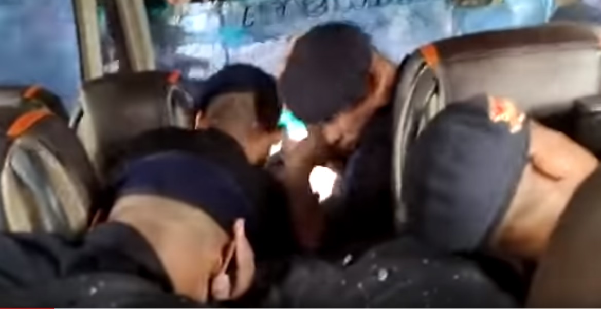 Video Detik-detik Bus Pengangkut Brimob Dilempari Batu oleh Massa