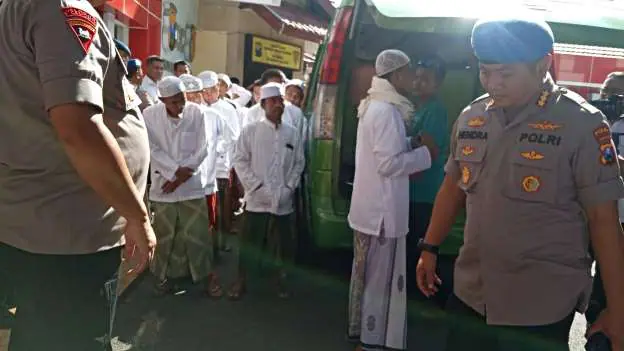 Video Polisi Temukan Bom Molotov di Mini Bus Massa Aksi 22 Mei