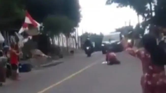 Viral Video Emak-emak Tiduran di Jalan Hadang Mobil Jokowi